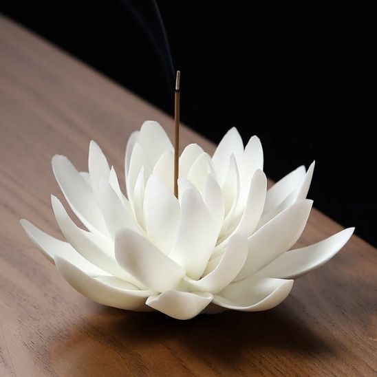 fleur de lotus blanche porte encens céramique bâton d'encens allumé au milieu