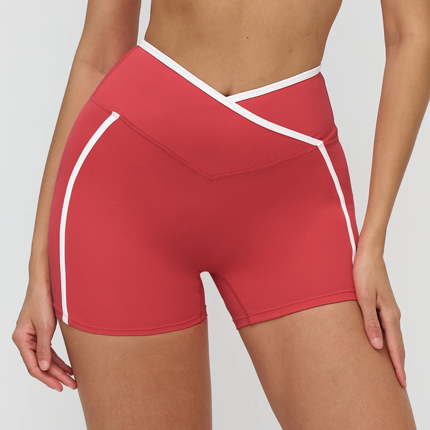 Short yoga femme rouge taille haute coutures blanches sport