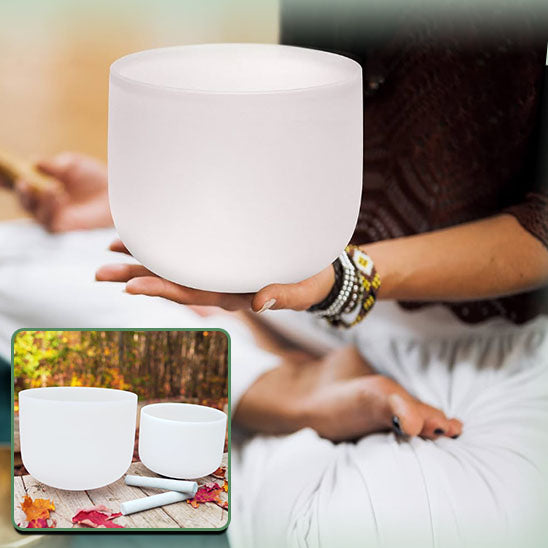 Bol tibĂ©tain en cristal personne en position de lotus yoga habillĂ©e en blanc et noir avec bol dans sa main nature bois forĂȘt