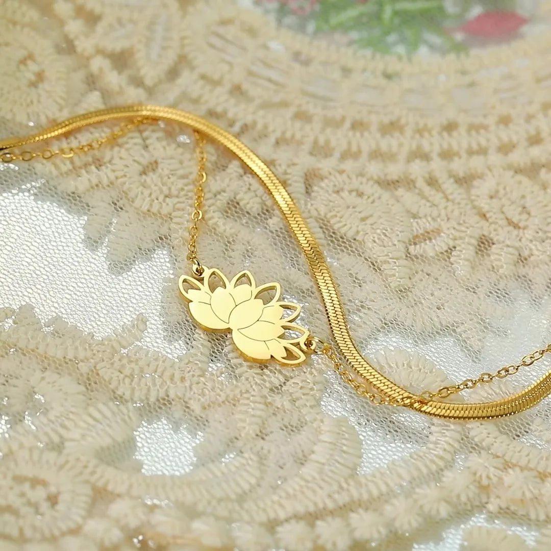 bracelet acier inoxydable doré fleur de lotus ajustable chaine double épaisseur sur napperon