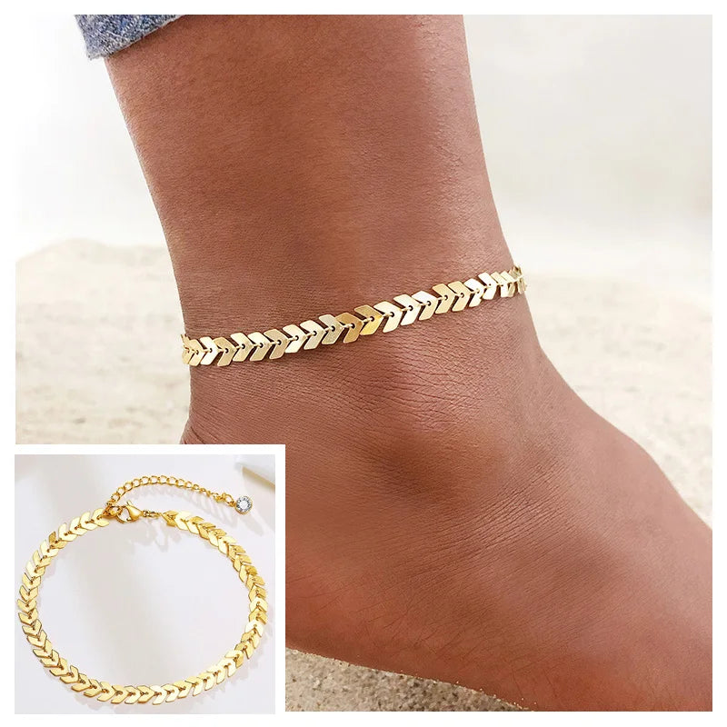 Bracelet cheville acier inoxydable doré pieds nus bronzés plage