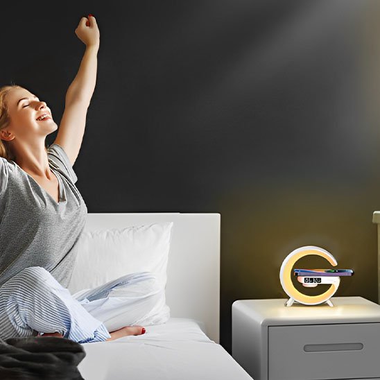 lampe de chevet design simulateur d'aube femme s'étirant et souriant dans son lit en se réveillant