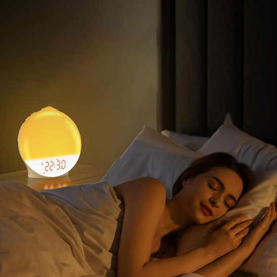 réveil simulateur d'aube lampe de chevet femme qui dort