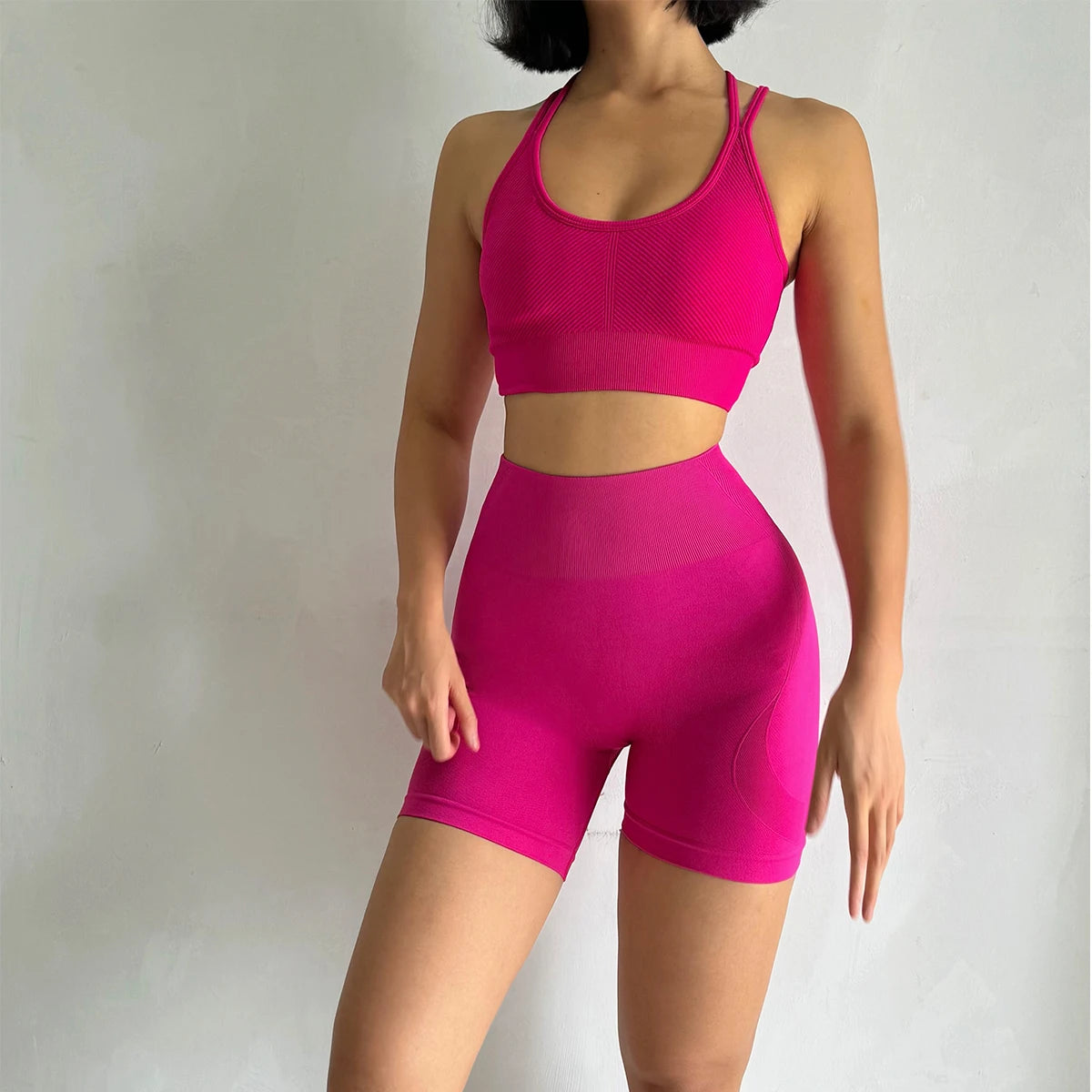 tenue de yoga sport gym fitness brassière bretelles croisées dans le dos nu short femme moulant sexy rose fushia