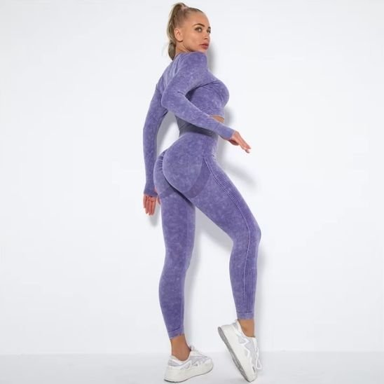 tenue yoga velours mauve deux pièces portée par une jeune femme blonde