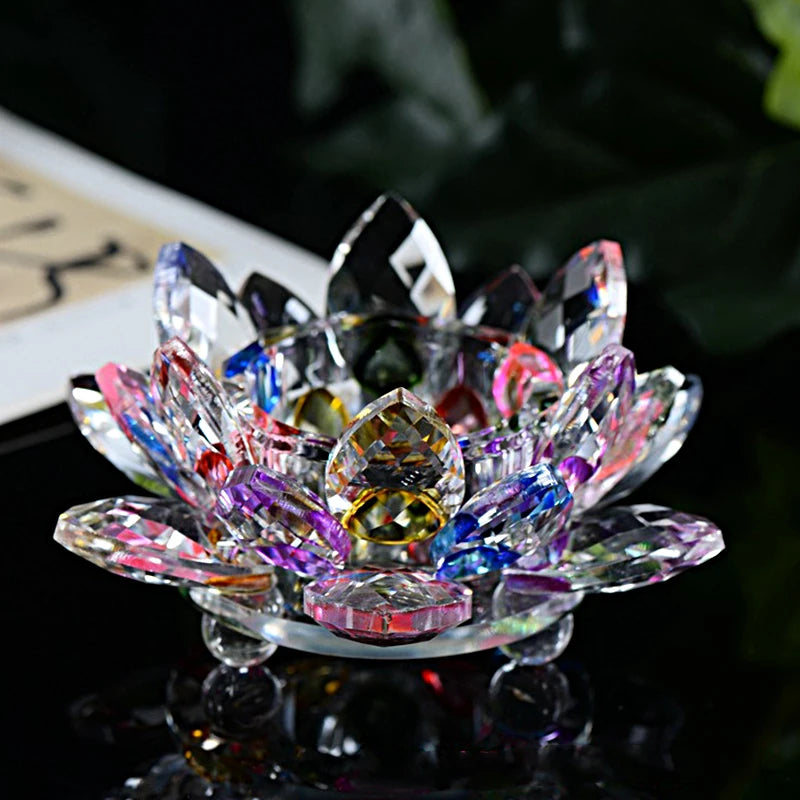 Bougeoir zen fleur de lotus en cristal multicolore sur surface noire brillante