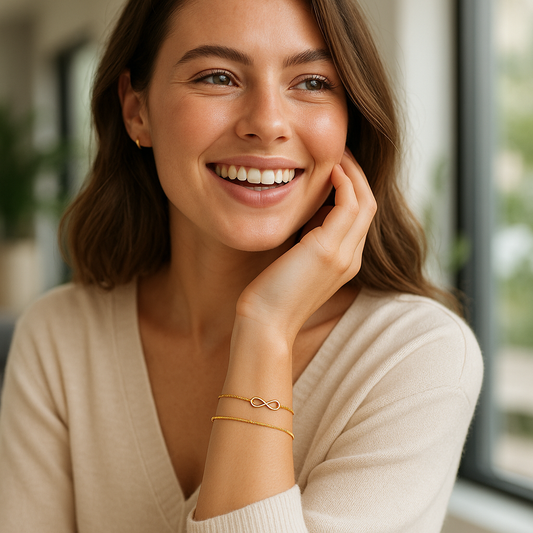 bracelet acier inoxydable doré symbole de l'infini poignet femme souriante