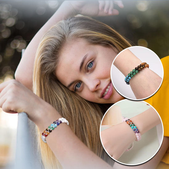 Bracelet lithothérapie coloré 7 chakras poignet jeune femme cheveux longs