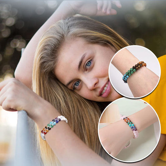 Bracelet lithothérapie coloré 7 chakras poignet jeune femme cheveux longs