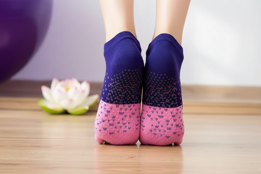 `Chaussettes yoga antidérapantes open-toe violet rose picots semelle sur tapis de yoga`