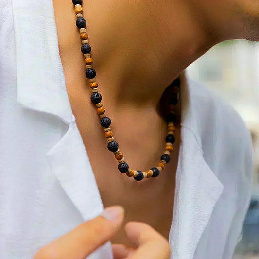 collier perle homme cou jeune chemise blanche