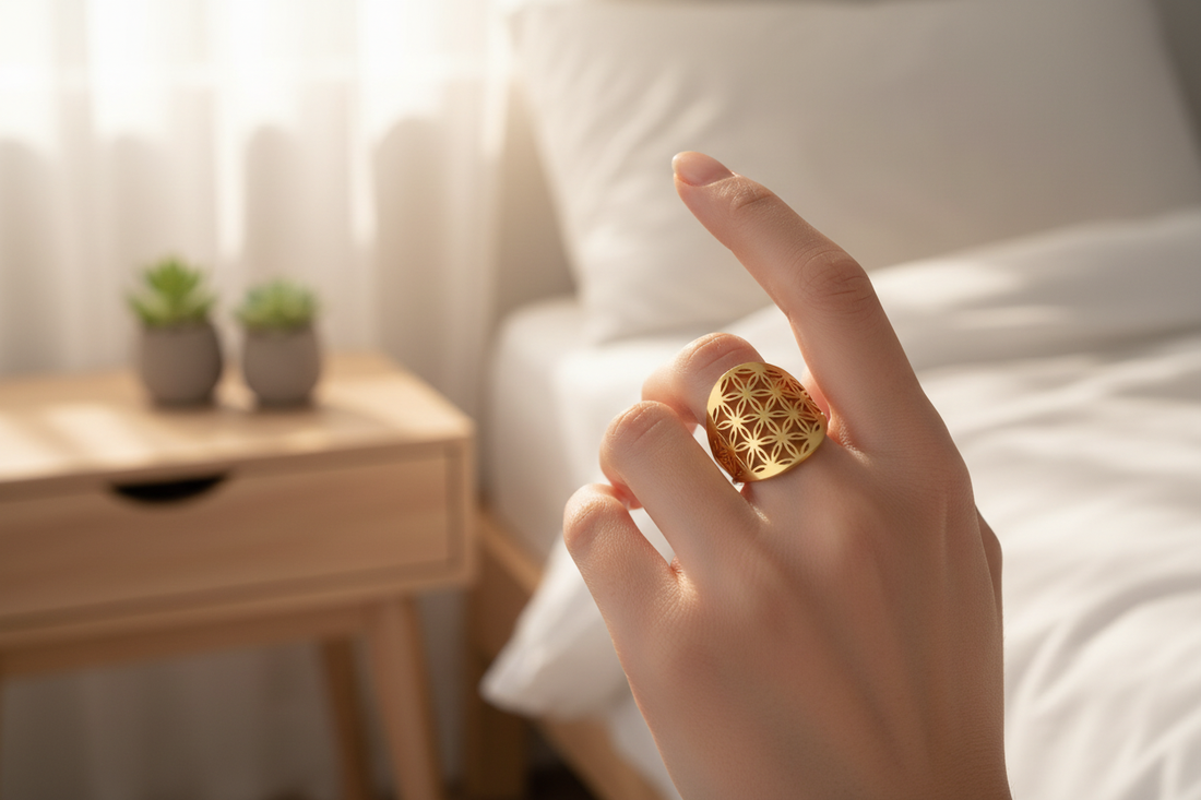 Femme portant une bague fleur de vie dans une chambre zen