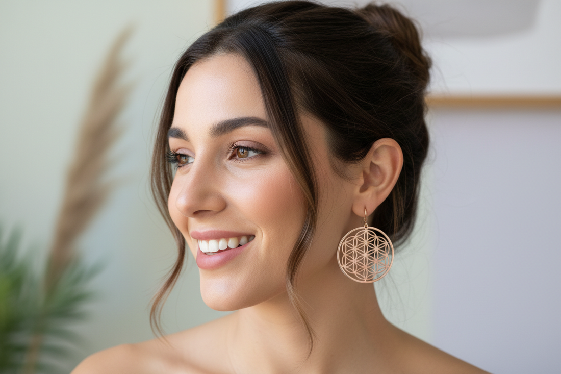 Boucles d'oreilles fleur de vie - Femme portant bijoux géométrie sacrée