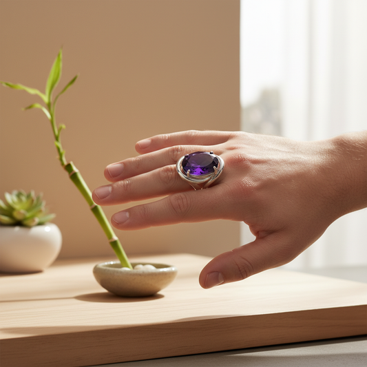 Main d'homme portant bague améthyste argent - Pierre naturelle violette spirituelle dans espace zen