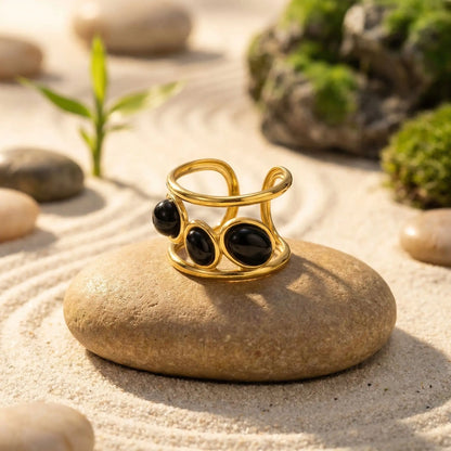 Bague acier inoxydable obsidienne dans ambiance zen et naturelle