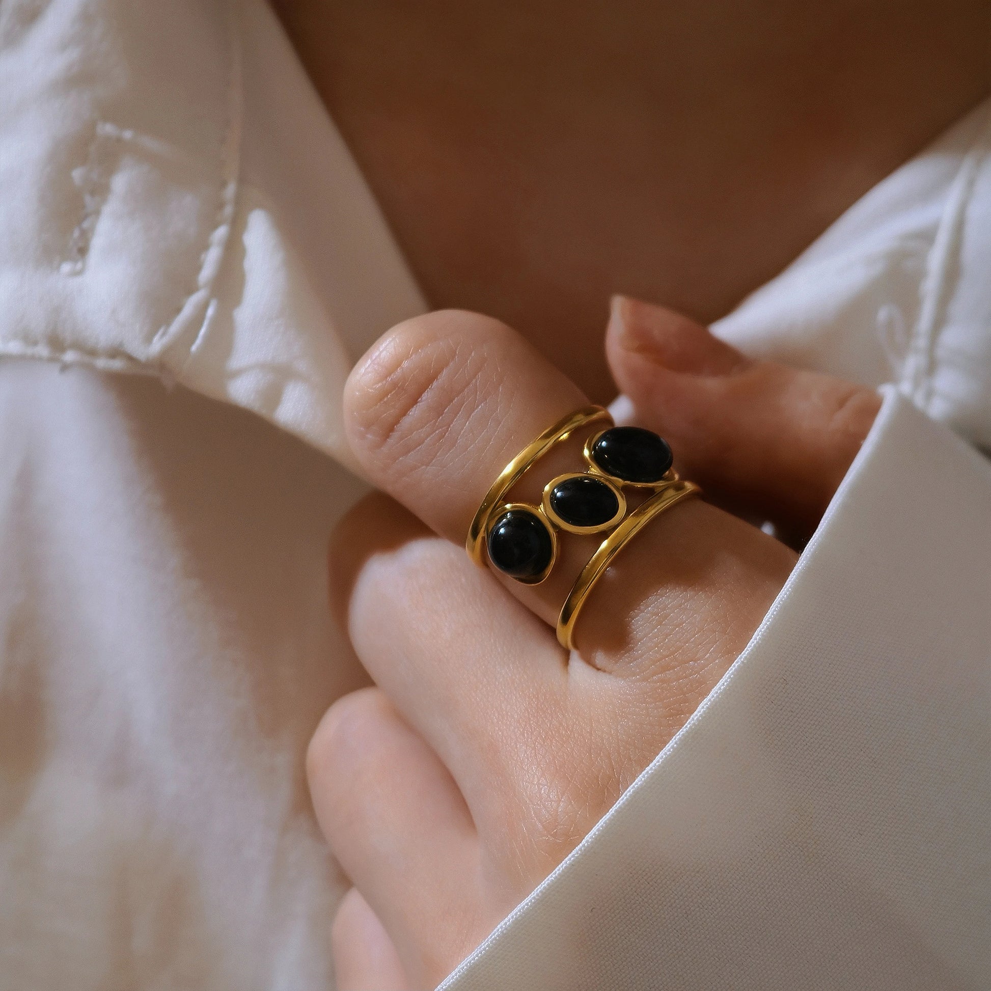 Femme portant bague acier inoxydable obsidienne ajustable