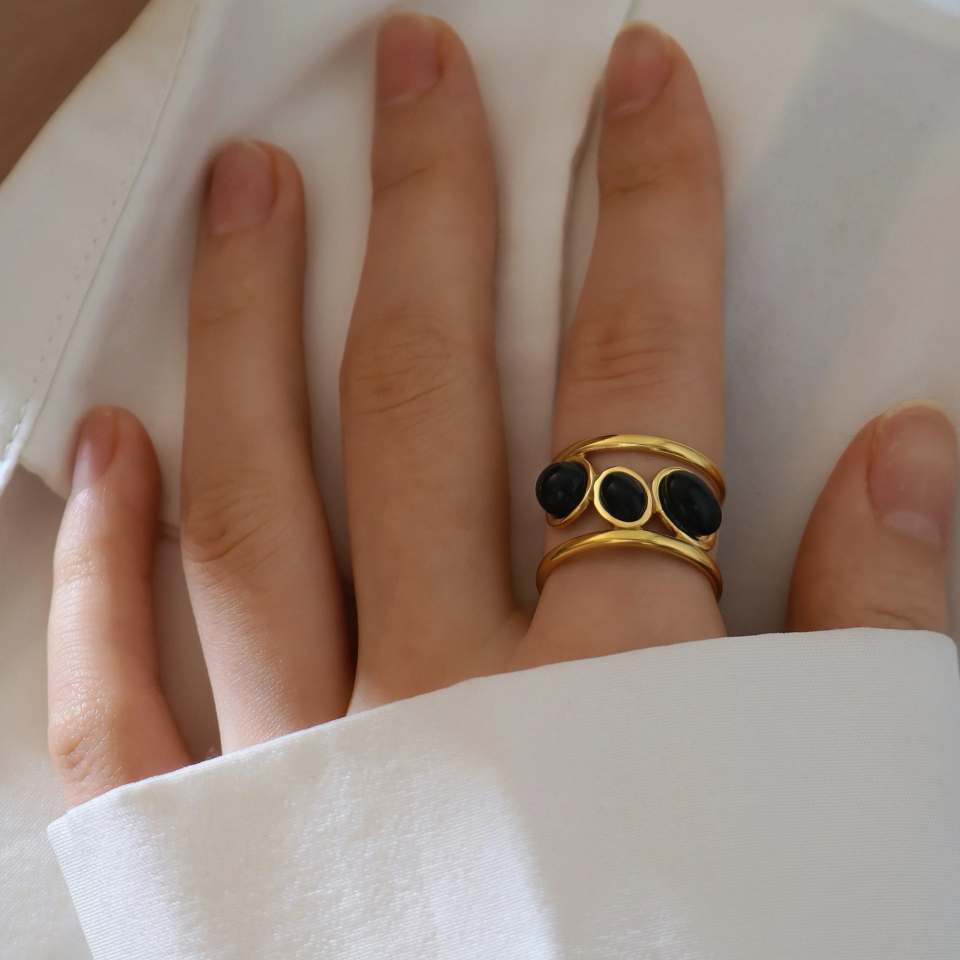 Bague acier inoxydable dorée avec 3 pierres obsidienne noire femme