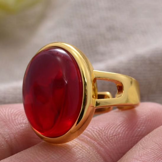 Bague acier inoxydable doré pierre rouge ovale