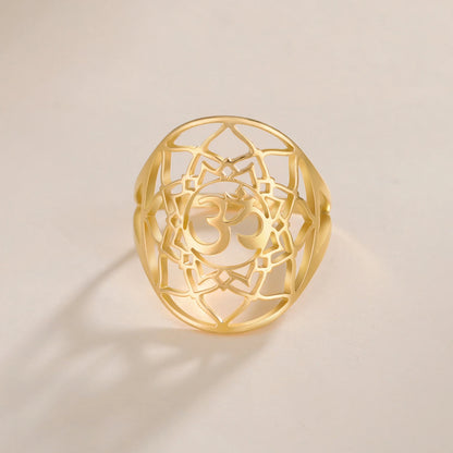Bague chakra Couronne dorée, vue de face avec motif géométrique ajouré et symbole Om.
