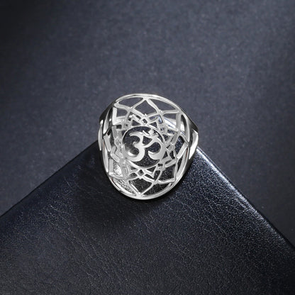 Bague chakra Couronne argentée avec symbole Om, présentée sur un support noir.