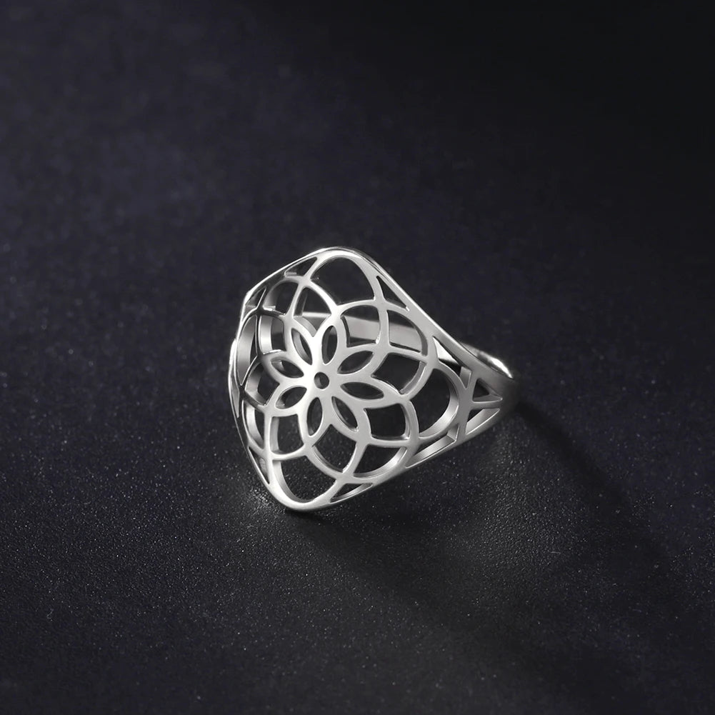 Bague fleur de vie argentée vue de trois quarts sur un support noir