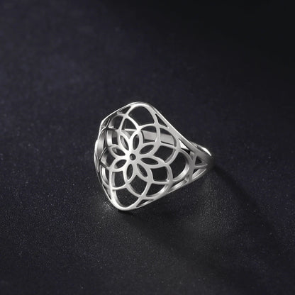 Bague fleur de vie argentée vue de trois quarts sur un support noir