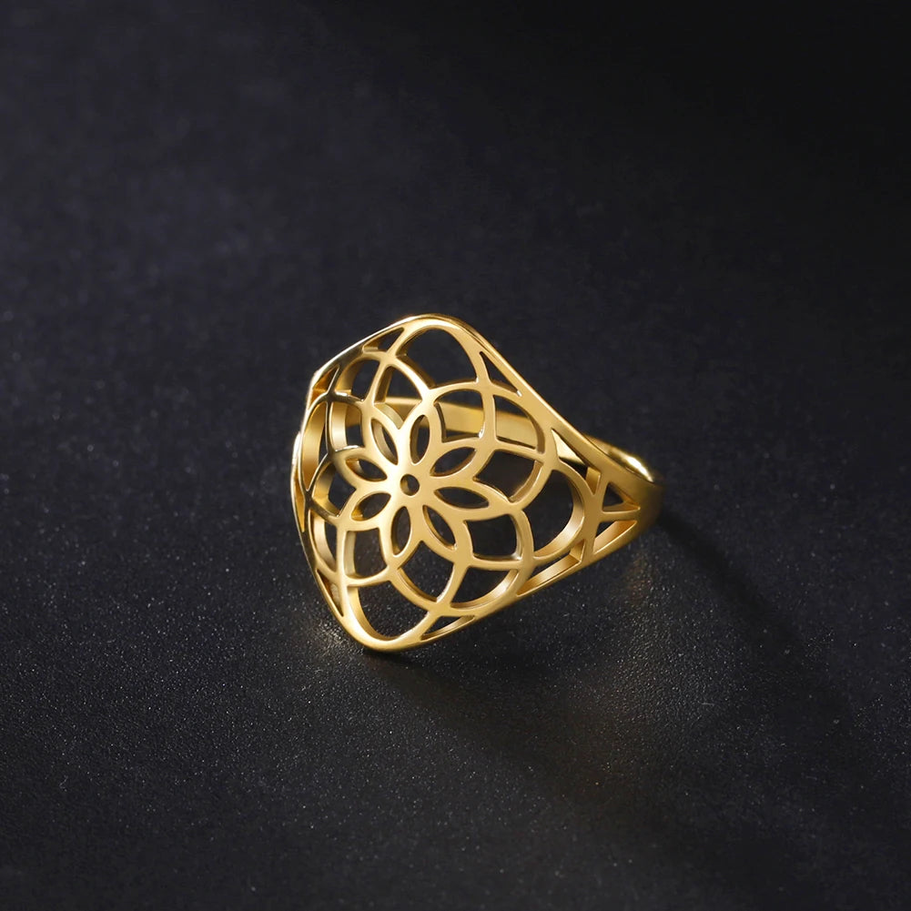 Bague fleur de vie dorée vue de trois quarts sur un support noir