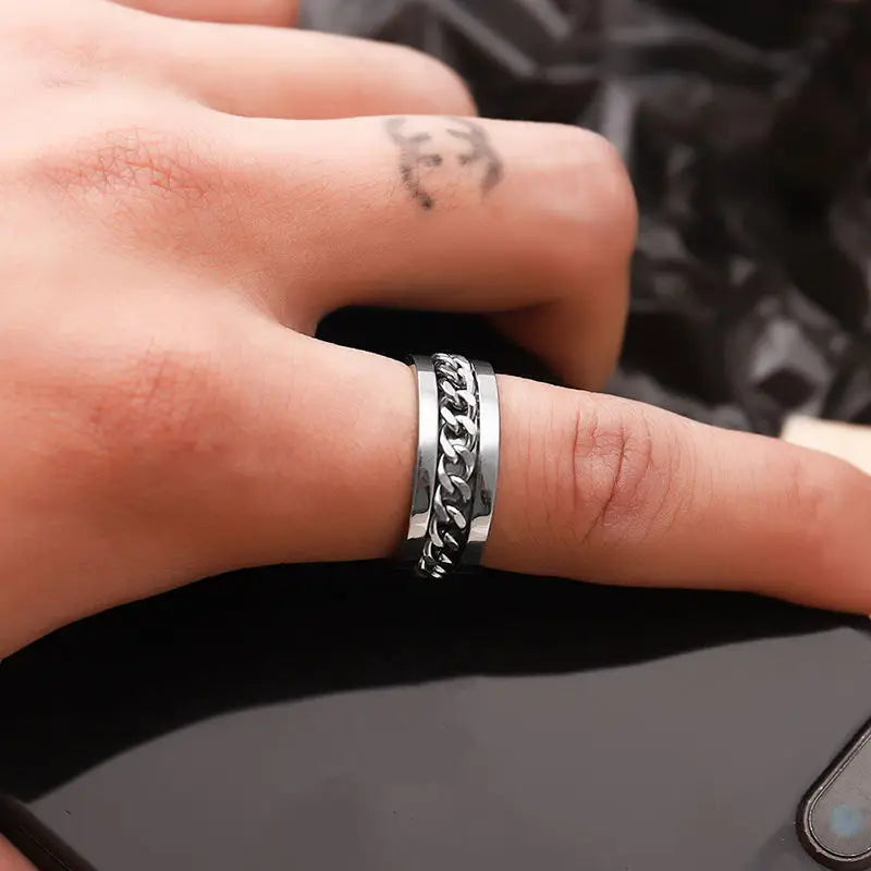Bague homme tournante anti-stress portée à l’index 