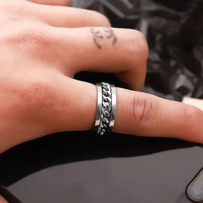 Bague homme tournante anti-stress portée à l’index 
