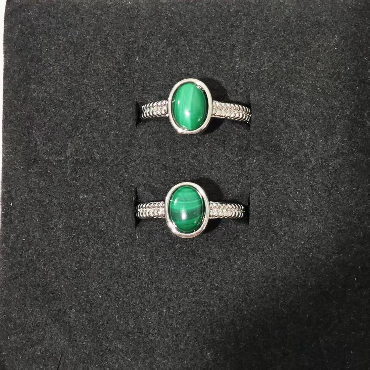 Bague malachite femme cabochon ovale vert – anneau argent ajustable