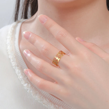 Bague yoga acier inoxydable dorée portée au doigt femme