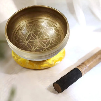 Bol yoga tibétain fleur de vie avec coussin soie jaune et maillet en bois