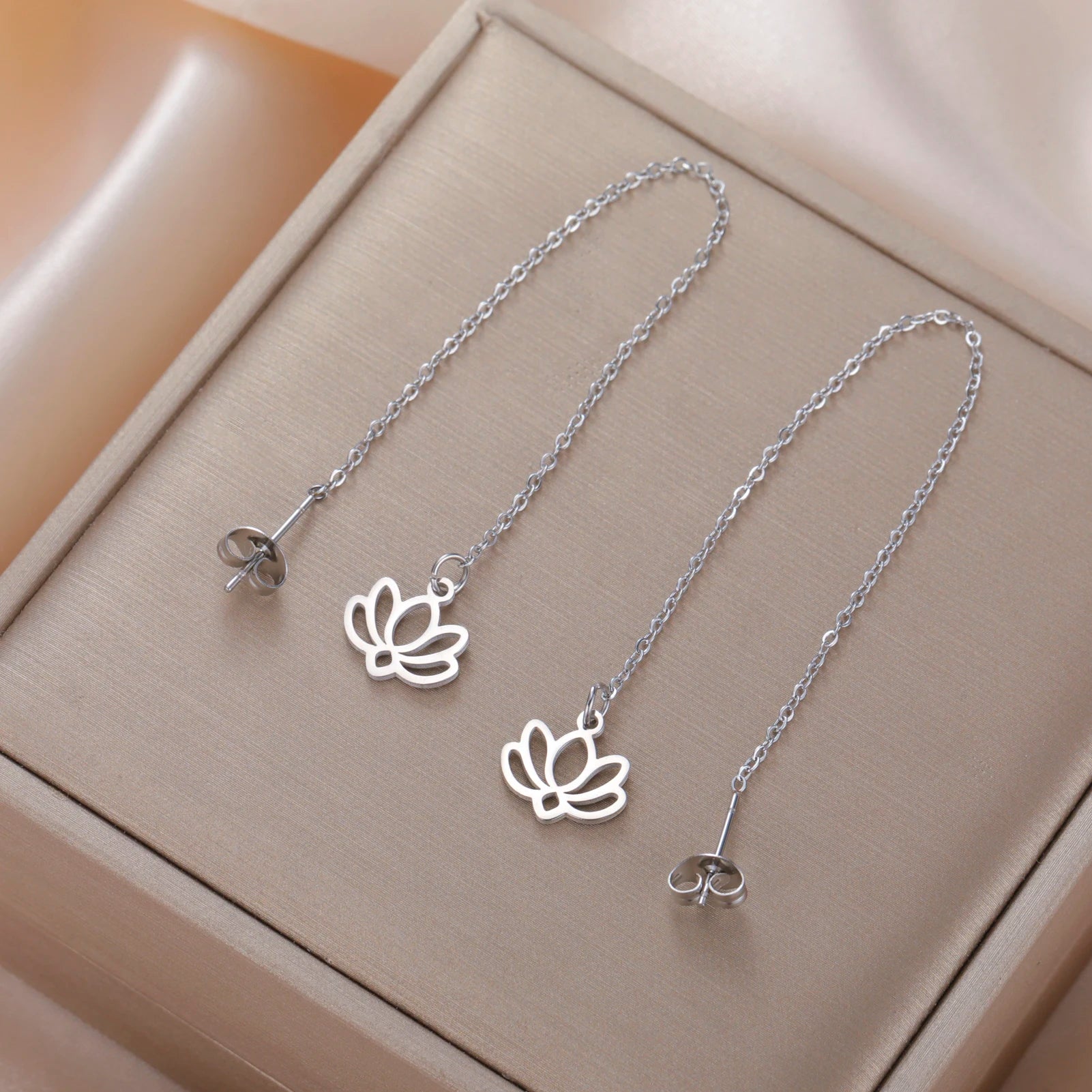 Boucles d'oreilles pendantes femme acier inoxydable argenté fleur de lotus écrin marron
