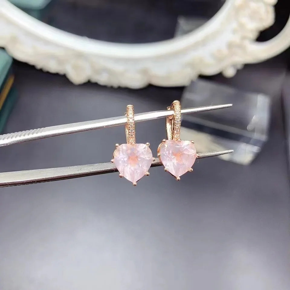 Détail boucle d'oreille quartz rose maintenue par une pince - qualité argent 925