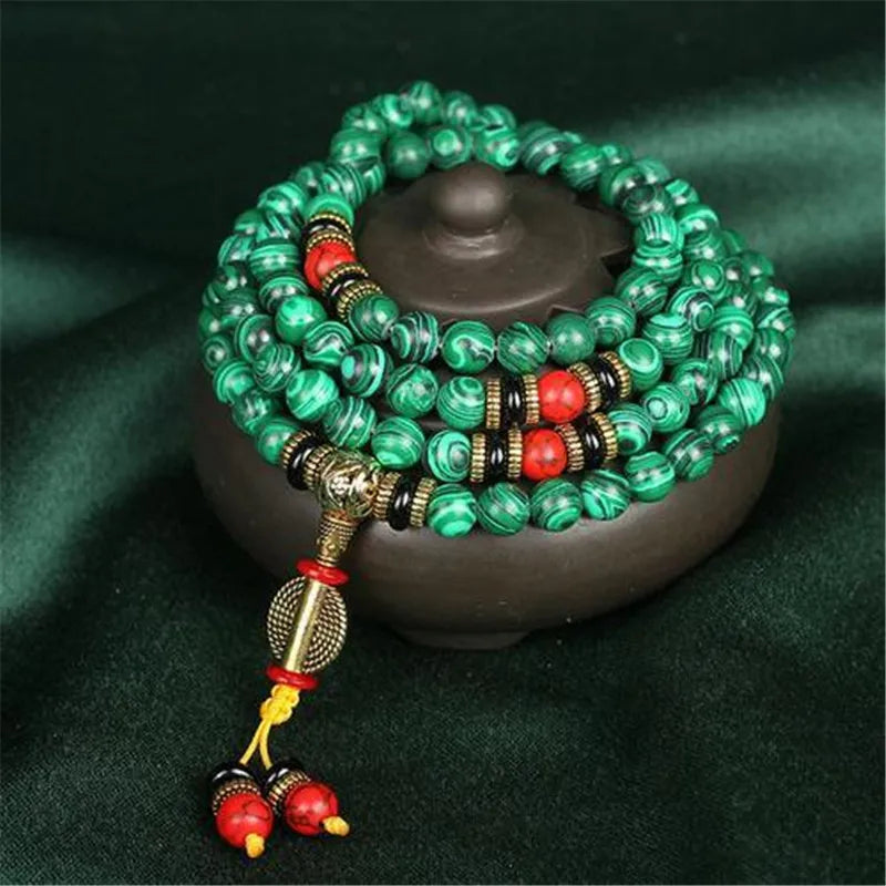Bracelet mala malachite vert posé sur coupe porcelaine grise avec couvercle