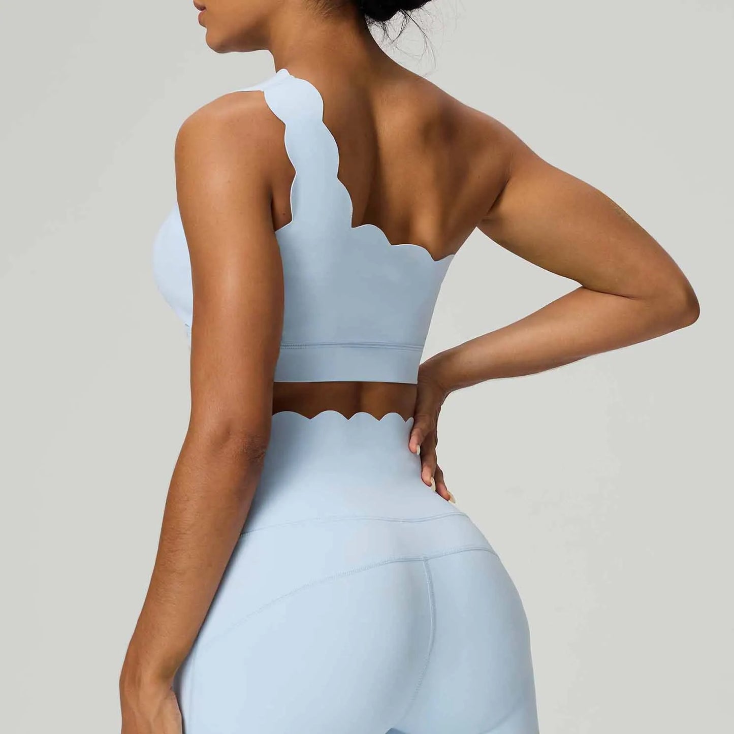 Brassiere asymetrique bleue dos gros plan maintien sport