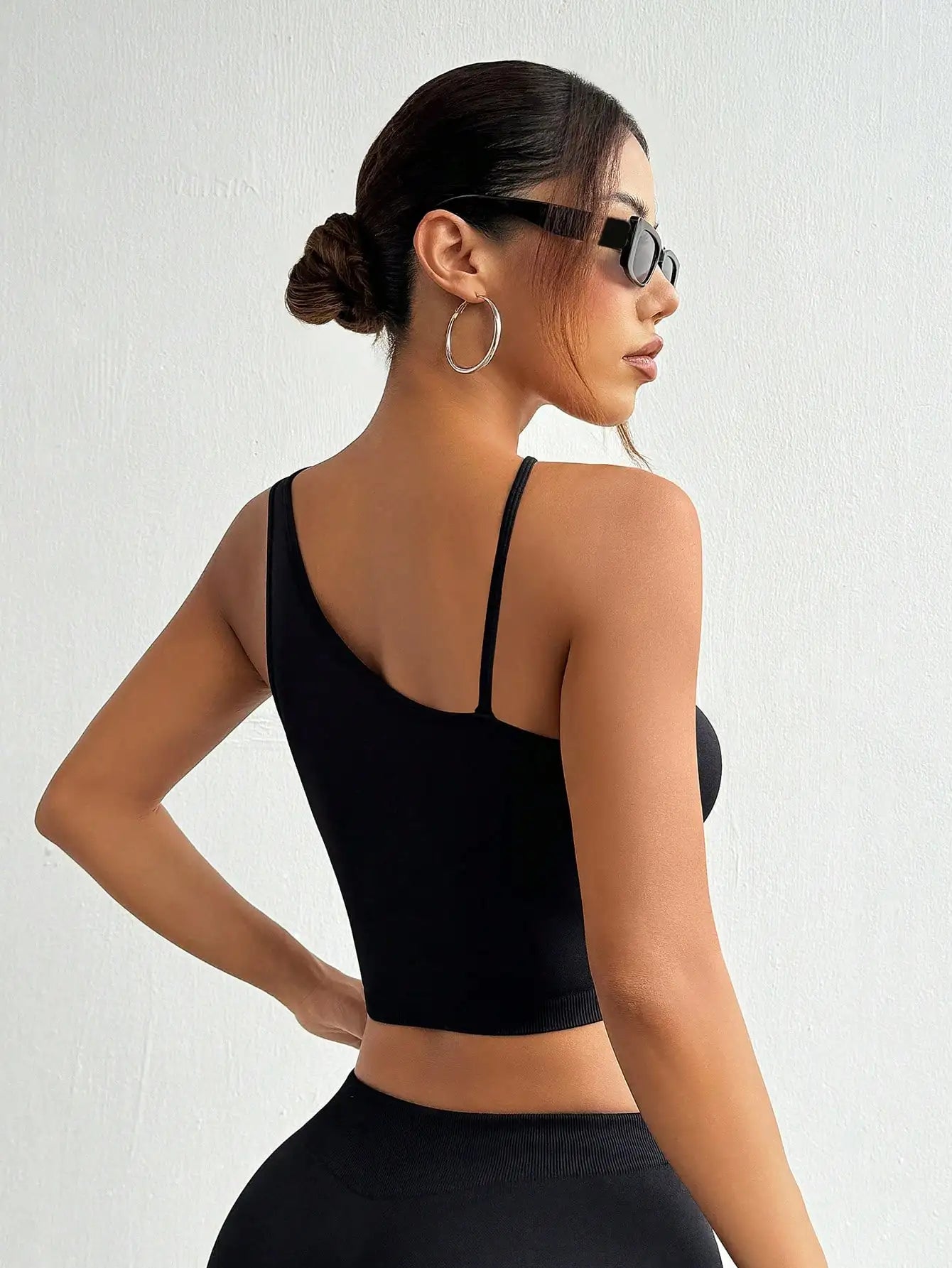 Brassière asymétrique noire femme vue de dos