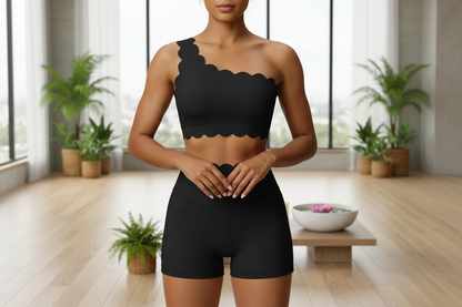 Brassiere asymetrique noire face gros plan bordure nuage