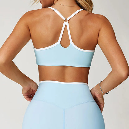 Brassière femme bleue liseré blanc short assorti debout mains hanches 