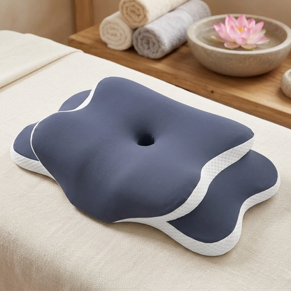 Butterfly design oreiller vu de dessus, montrant son creux central et ses contours blancs dans un décor spa.