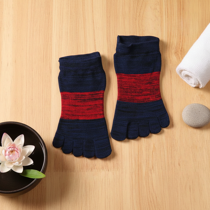 Chaussette yoga cinq orteils bleu marine et rouge – vue dessus fond zen