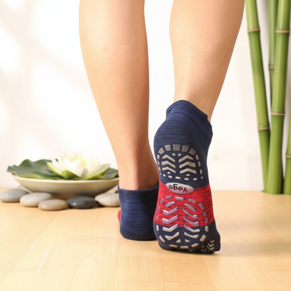 Chaussette antidérapante yoga bleu marine et rouge portée – vue semelle dos fond zen
