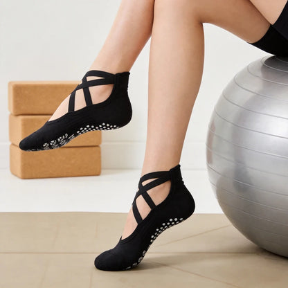 Chaussettes de yoga noires sangles dessus et semelles avec silicones antidérapants tapis de yoga ballon