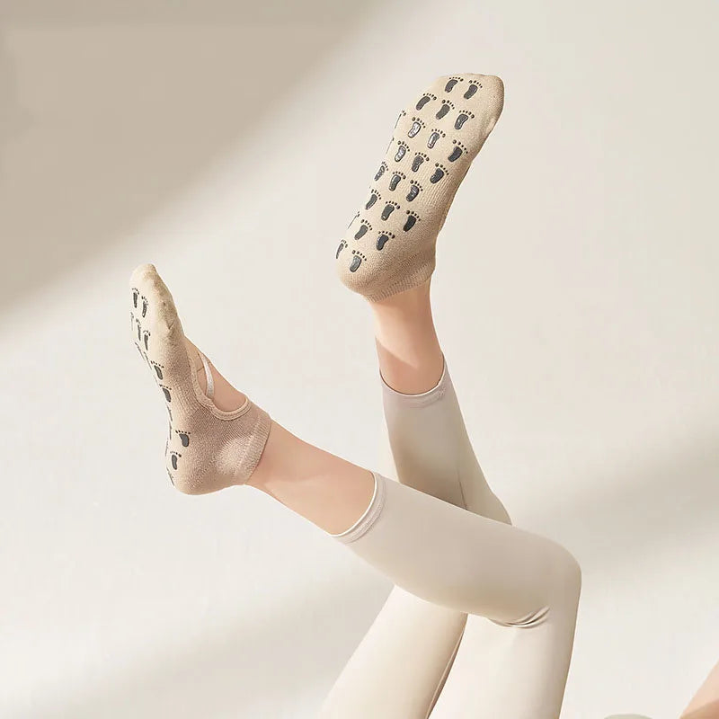 Chaussettes antidérapantes yoga beiges lanières croisées pieds en l'air