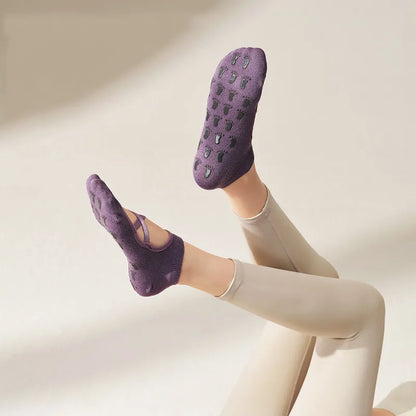 Chaussettes antidérapantes yoga violettes lanière semelle picots pieds en l'air