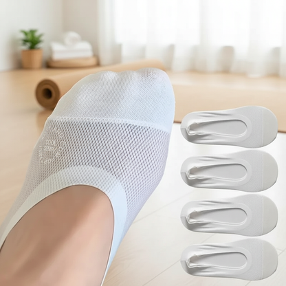 Chaussettes blanches antidérapantes portées pendant une séance de yoga