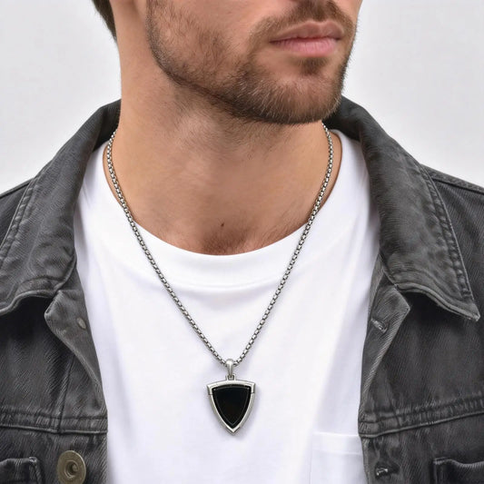 Collier avec pierre pour homme – pendentif onyx bouclier porté au cou