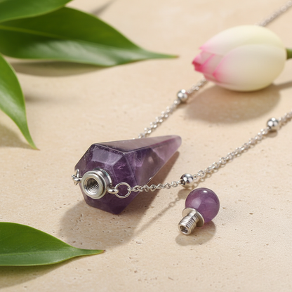 Collier huile essentielle détail du pendentif améthyste ouvert fond zen naturel