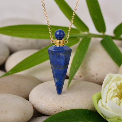 Collier huile essentielle pendentif lapis-lazuli fond zen