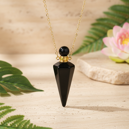 Collier huile essentielle pendentif obsidienne  sur fond zen naturel